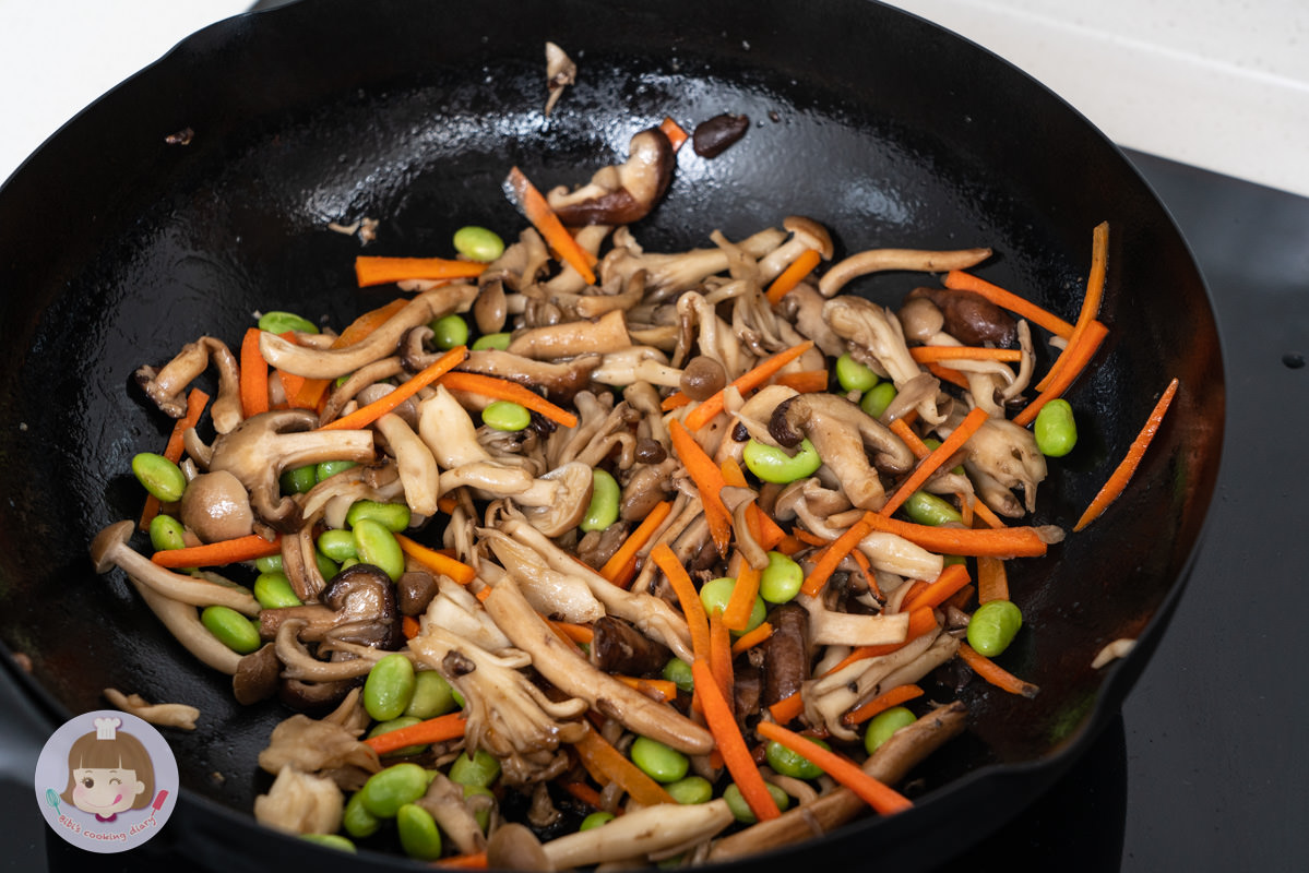 2022電子鍋推薦》東芝Toshiba 4mm極厚鍛造球釜6人份電子鍋｜煮蛋功能超方便！更強的是居然還能做蛋糕跟麵包？！