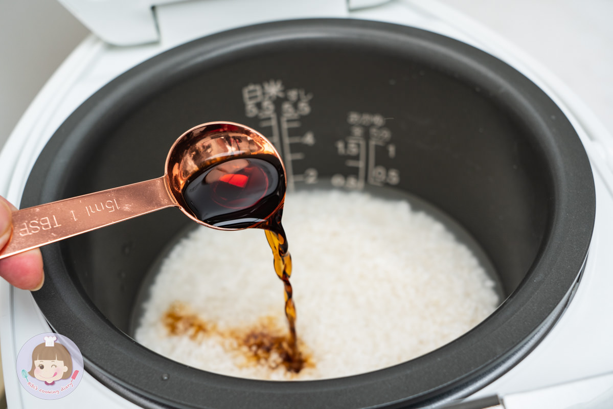 2022電子鍋推薦》東芝Toshiba 4mm極厚鍛造球釜6人份電子鍋｜煮蛋功能超方便！更強的是居然還能做蛋糕跟麵包？！