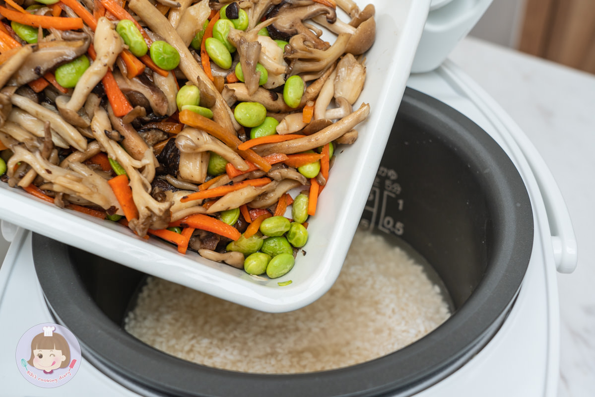 2022電子鍋推薦》東芝Toshiba 4mm極厚鍛造球釜6人份電子鍋｜煮蛋功能超方便！更強的是居然還能做蛋糕跟麵包？！