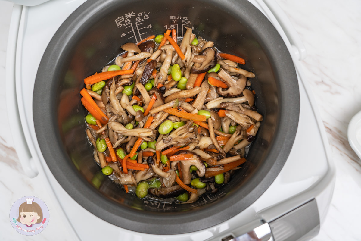 2022電子鍋推薦》東芝Toshiba 4mm極厚鍛造球釜6人份電子鍋｜煮蛋功能超方便！更強的是居然還能做蛋糕跟麵包？！