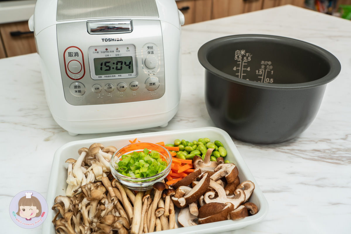 2022電子鍋推薦》東芝Toshiba 4mm極厚鍛造球釜6人份電子鍋｜煮蛋功能超方便！更強的是居然還能做蛋糕跟麵包？！