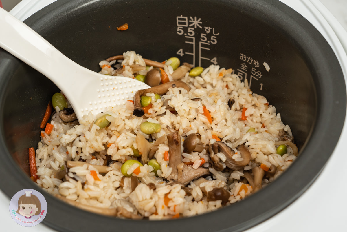 2022電子鍋推薦》東芝Toshiba 4mm極厚鍛造球釜6人份電子鍋｜煮蛋功能超方便！更強的是居然還能做蛋糕跟麵包？！