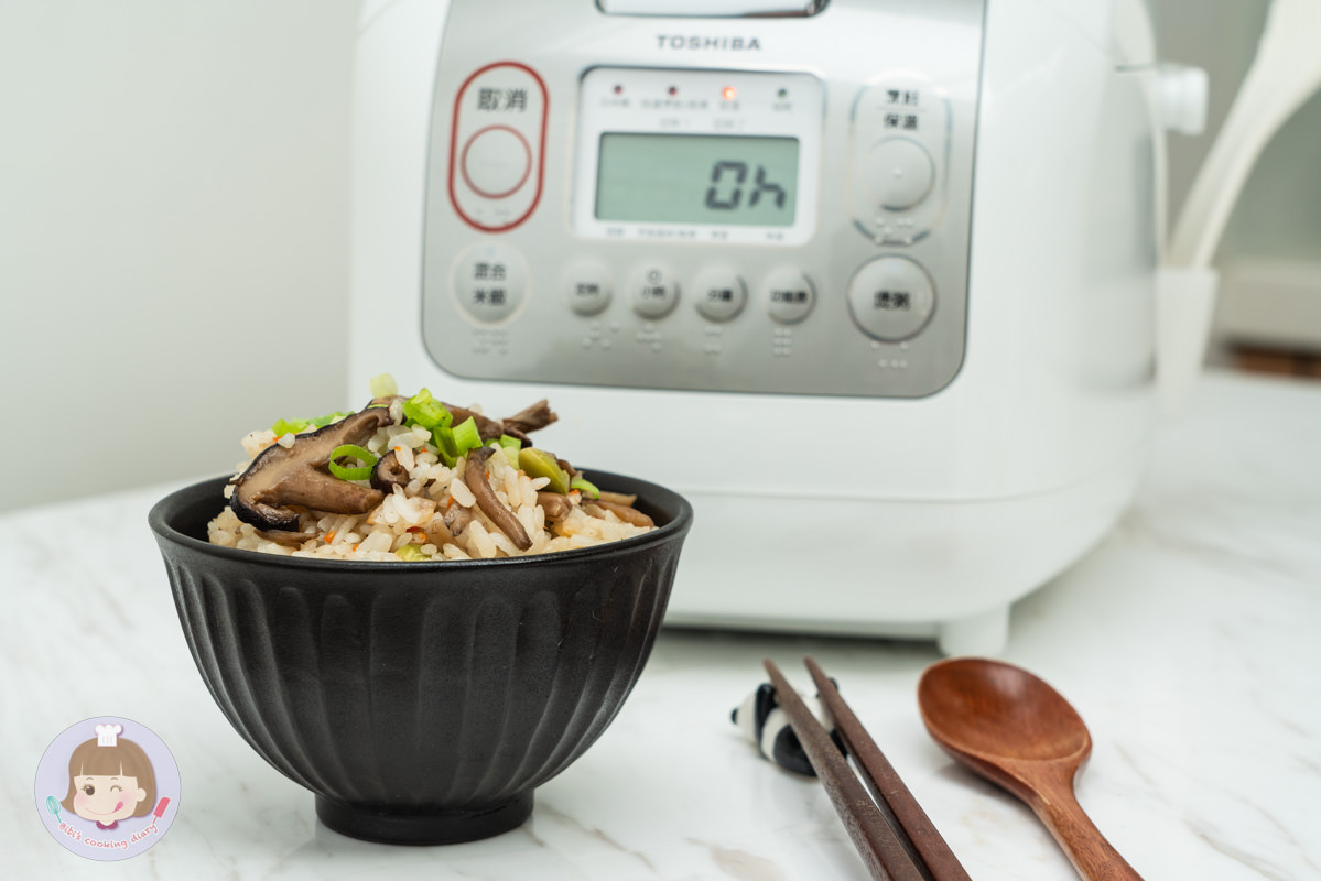 2022電子鍋推薦》東芝Toshiba 4mm極厚鍛造球釜6人份電子鍋｜煮蛋功能超方便！更強的是居然還能做蛋糕跟麵包？！